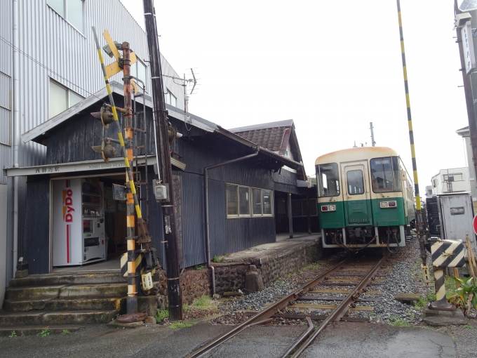 鉄道乗車記録の写真:駅舎・駅施設、様子(2)        「西御坊駅の駅舎と、乗車した｢KR301｣です。」