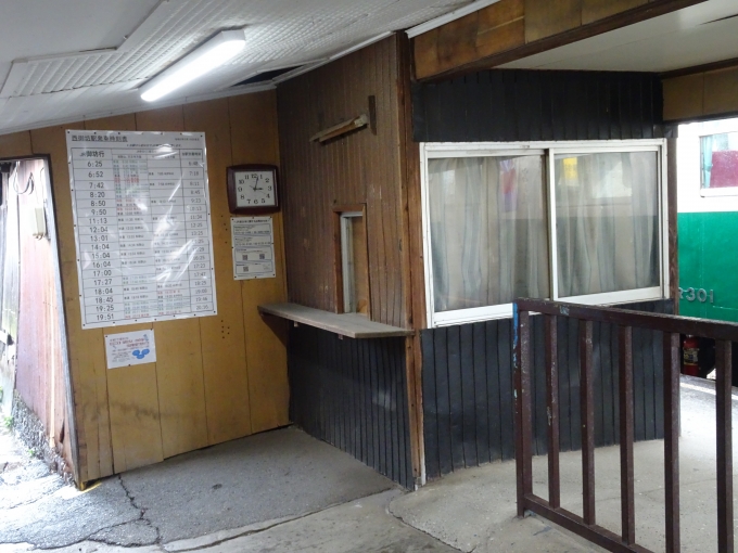 鉄道乗車記録の写真:駅舎・駅施設、様子(3)        「西御坊駅の出札口と改札口です。」