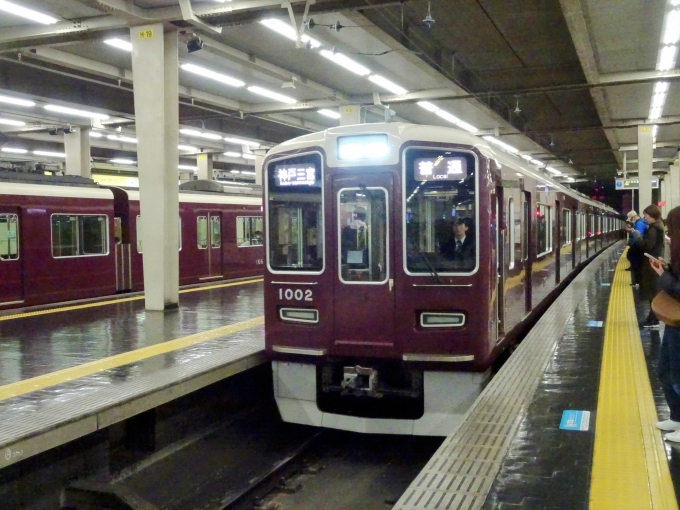 鉄道乗車記録の写真:乗車した列車(外観)(1)        「大阪から神戸ヘの帰りは定番の阪急電車です。」