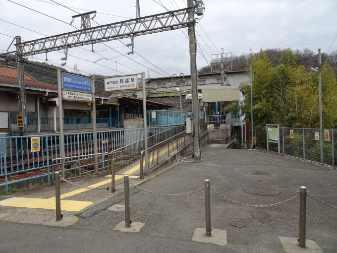鉄道乗車記録の写真:駅舎・駅施設、様子(3)        「跨線橋を封鎖して新設された、新開地方面行きの改札口です。」