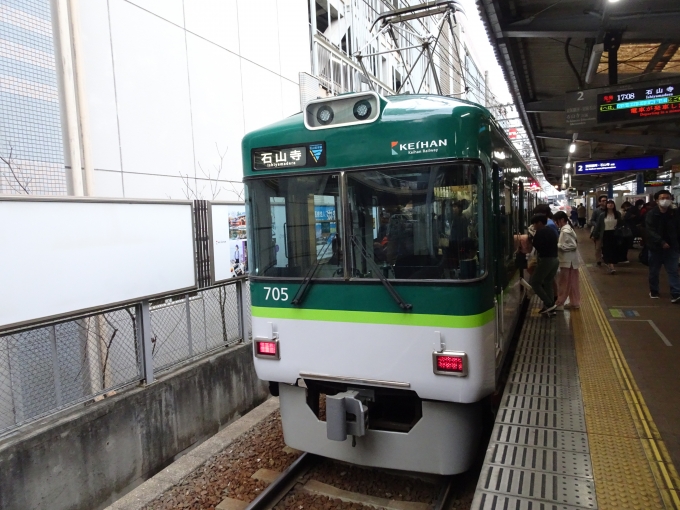 鉄道乗車記録の写真:乗車した列車(外観)(1)        「びわ湖浜大津に着きました。この駅で一狩りすることにします。」