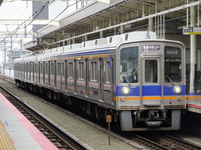 鉄道乗車記録の写真:列車・車両の様子(未乗車)(9)        「9000系4両編成の｢和歌山市｣行き普通です。」