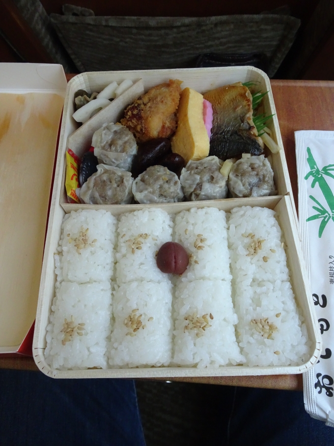 鉄道乗車記録の写真:駅弁・グルメ(4)        「まねき食品×崎陽軒の｢関西シウマイ弁当｣です。これが欲しくて姫路駅に寄り道をしました。」