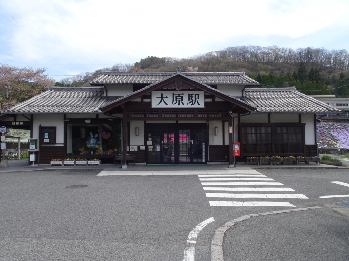 鉄道乗車記録の写真:駅舎・駅施設、様子(14)        「大原駅の駅舎です。」
