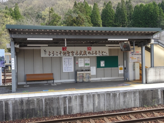 鉄道乗車記録の写真:駅舎・駅施設、様子(2)        「大原駅3番線に掛かっている、歓迎のパネルです。」