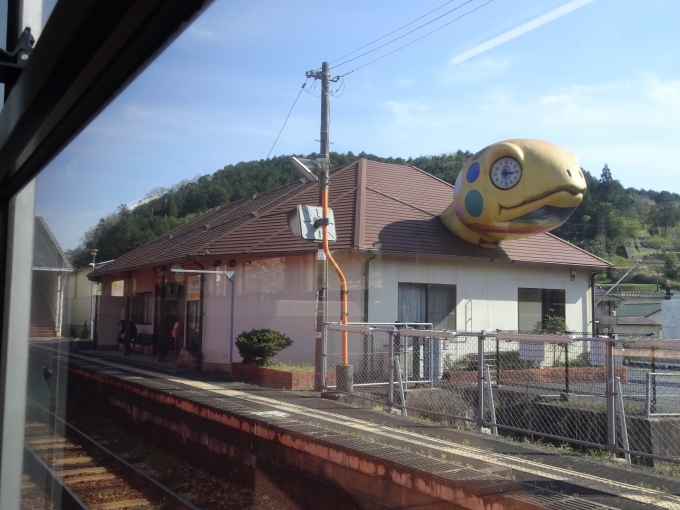 鉄道乗車記録の写真:車窓・風景(5)        「亀の形をしている、｢亀甲駅｣駅舎です。」