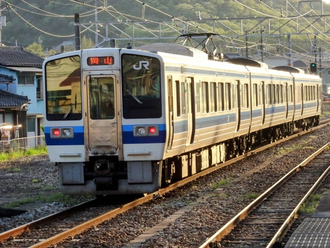 鉄道乗車記録の写真:列車・車両の様子(未乗車)(8)        「岡山行きの下り列車です。」