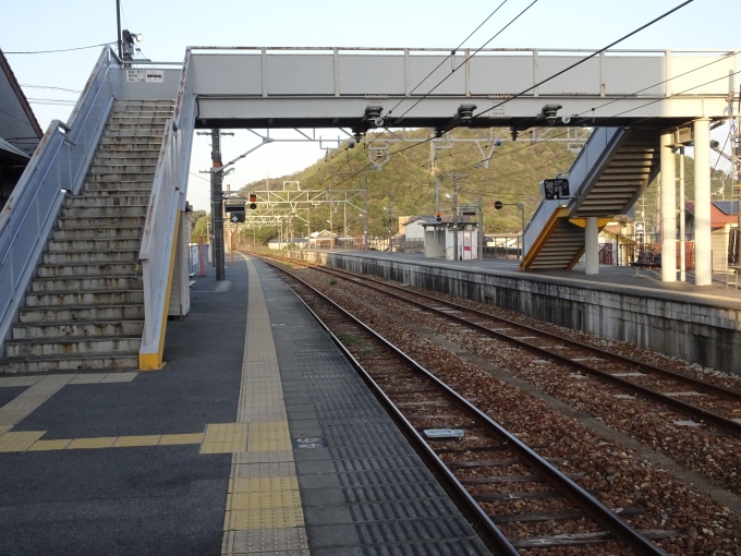 鉄道乗車記録の写真:駅舎・駅施設、様子(9)        「伊部駅のホームの全景です。」