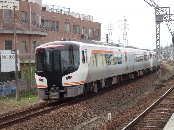 鉄道乗車記録の写真:列車・車両の様子(未乗車)(1)        「津新町付近を通過する、HC85の特急｢南紀｣です。」