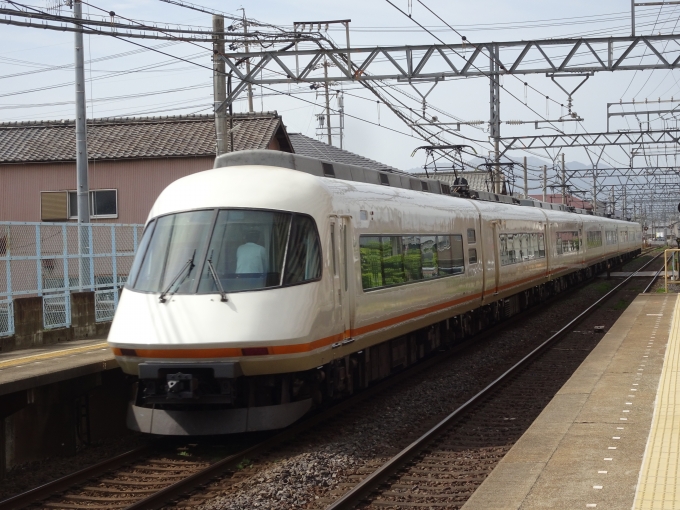 鉄道乗車記録の写真:列車・車両の様子(未乗車)(1)        「久居駅を通過する、｢アーバンライナー｣です。」