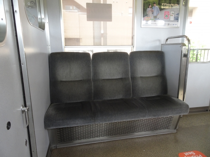 鉄道乗車記録の写真:車内設備、様子(4)        「X21の車端部の座席です。L/Cカーの試作改造編成なので、カーテンが引っ掛け式になっています。座席の枕は最初からなかったのか、近年の更新改造でなくなったのかはわかりません。」