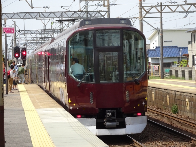 鉄道乗車記録の写真:列車・車両の様子(未乗車)(4)        「豊津上野駅で｢楽｣の回送列車の通過待ちです。(大阪からの白塚・塩浜ヘのイベント貸切列車です。)」
