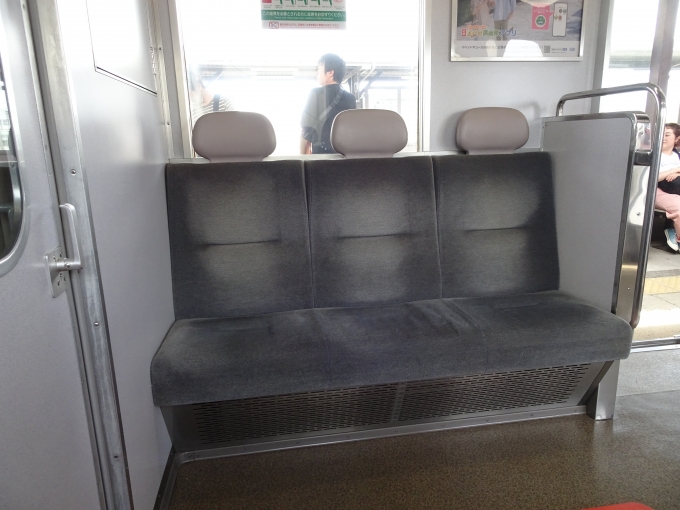 鉄道乗車記録の写真:車内設備、様子(3)        「AX15の車端部の座席です。こちらは量産改造編成の座席で、カーテンがフリーストップ式になりました。(X21のカーテンは引っ掛け式です。)」
