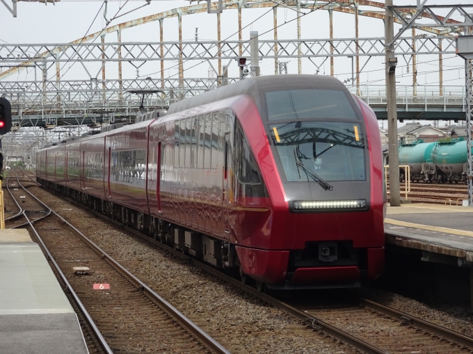 鉄道乗車記録の写真:列車・車両の様子(未乗車)(6)        「塩浜駅を通過する特急｢ひのとり｣です。」