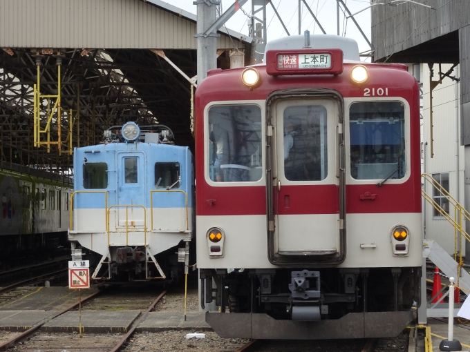 鉄道乗車記録の写真:列車・車両の様子(未乗車)(12)        「右は近く退役する｢XT01｣です。正面の表示幕は｢区間快速 上本町｣になっています。左は近鉄最後の電気機関車で、今は塩浜検車区の構内牽引車になっています。」