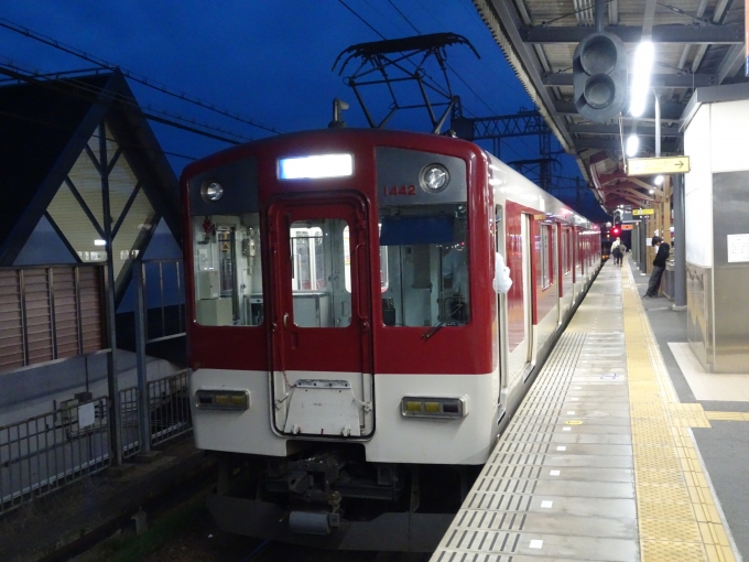 鉄道乗車記録の写真:乗車した列車(外観)(2)        「名張に着きました。ここで｢大阪上本町｣行き急行に乗り換えです。」