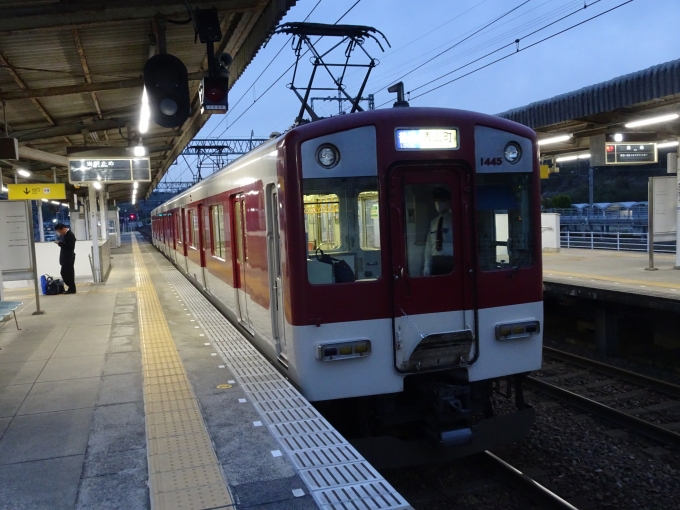 鉄道乗車記録の写真:乗車した列車(外観)(2)        「青山町に着きました。ここで｢名張｣行きに乗り換えです。」
