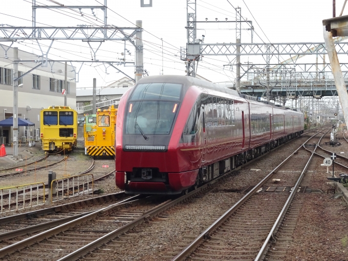 鉄道乗車記録の写真:列車・車両の様子(未乗車)(3)        「塩浜駅を通過する、特急｢ひのとり｣です。」