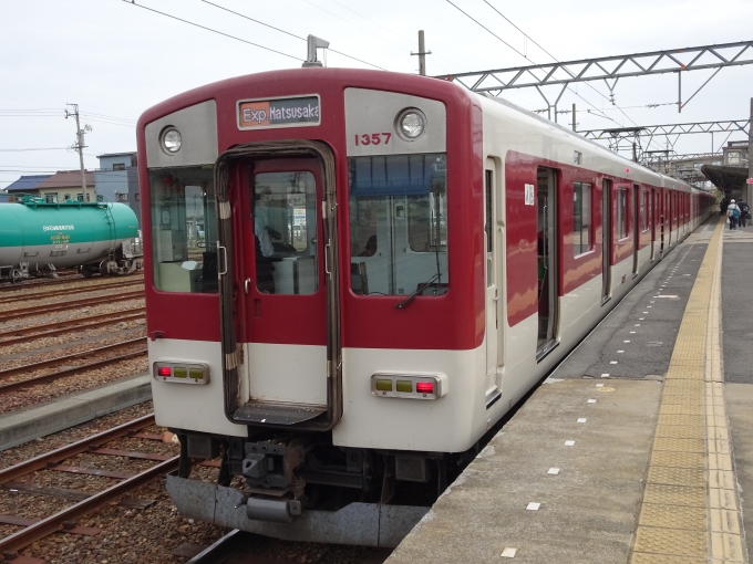 鉄道乗車記録の写真:乗車した列車(外観)(4)        「塩浜駅で特急列車の通過待ちです。」