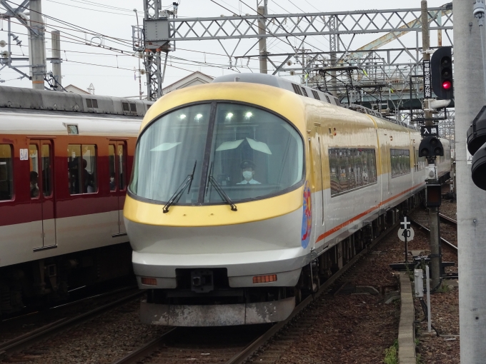鉄道乗車記録の写真:列車・車両の様子(未乗車)(5)        「塩浜駅を通過する、｢伊勢志摩ライナー｣です。」