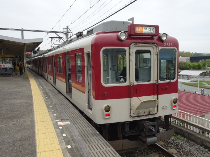 鉄道乗車記録の写真:乗車した列車(外観)(4)        「五十鈴川に着きました。ここから｢賢島｣行き特急に乗り換えます。大阪を出る時点でほぼ満席だったのですが､五十鈴川からがら空きなのでこのような乗り継ぎになりました。」