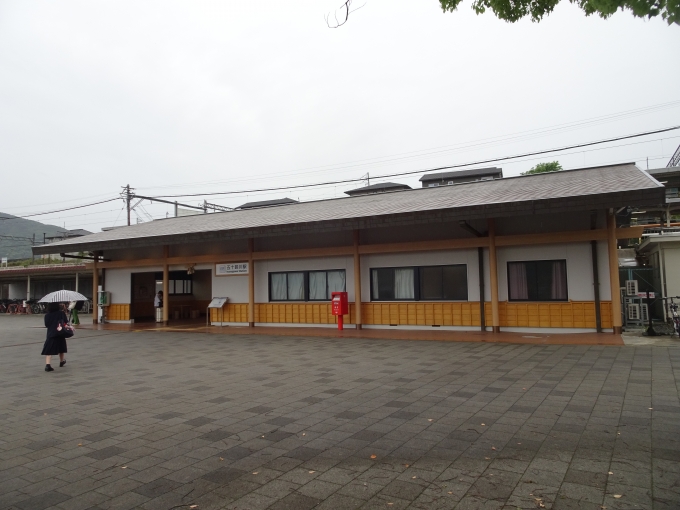 鉄道乗車記録の写真:駅舎・駅施設、様子(8)        「五十鈴川駅の駅舎です。」