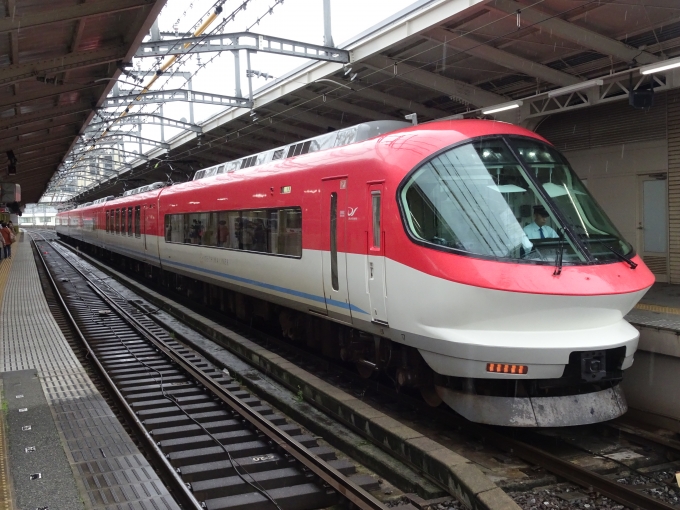 鉄道乗車記録の写真:列車・車両の様子(未乗車)(2)        「赤い｢伊勢志摩ライナー｣のiL05です。」