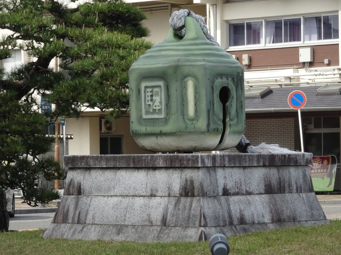 鉄道乗車記録の写真:旅の思い出(7)        「JR松阪駅前にある、｢驛｣と書かれた鈴のモニュメントです。」