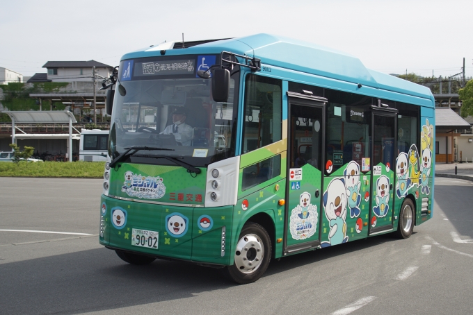 鉄道乗車記録の写真:旅の思い出(9)        「｢ポケモン｣電気バスの左側面です。緑色ベースの小型バスが撮れただけでも良しとします。(もう1台は､青色ベースでデザインが違います。)」