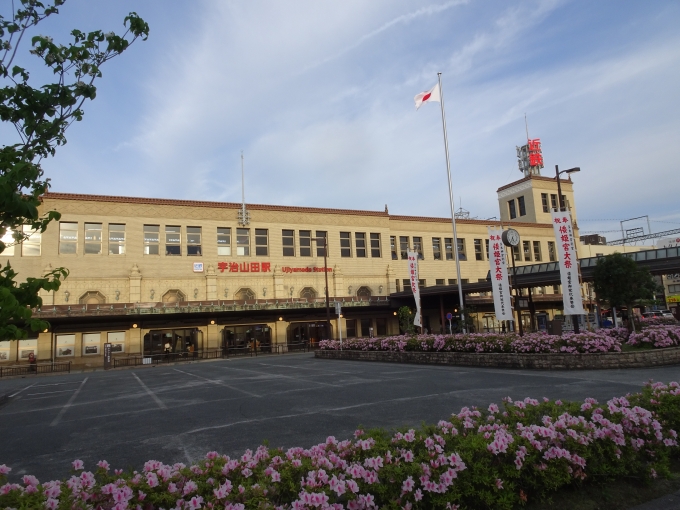 鉄道乗車記録の写真:駅舎・駅施設、様子(5)        「宇治山田駅駅舎の右側です。」