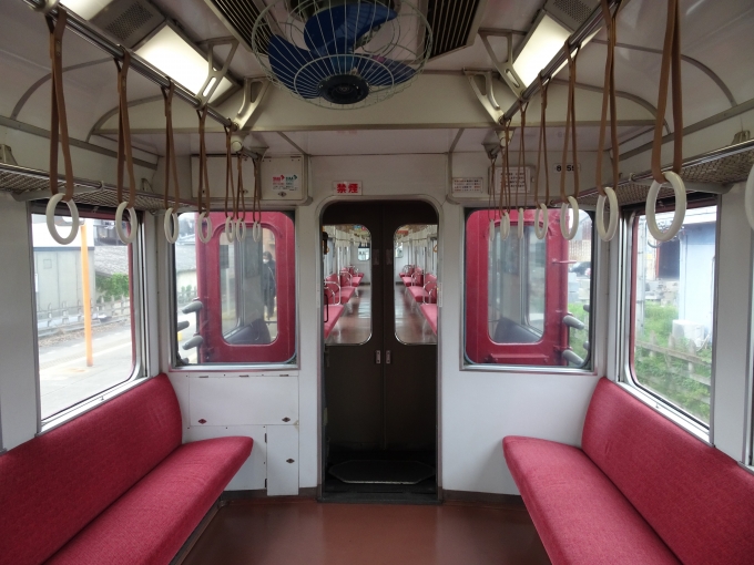 鉄道乗車記録の写真:車内設備、様子(3)     「8459の元乗務員室部分の車内です。(元ク8559)新しく窓が付いて、座席が延長されています。」