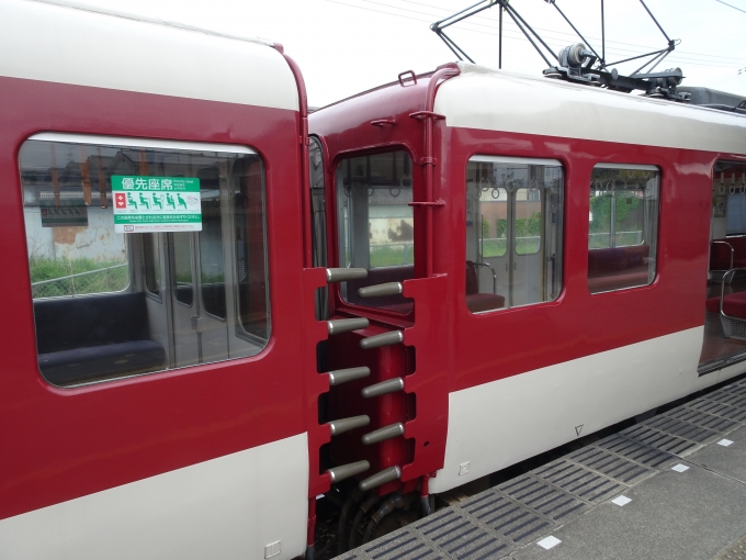鉄道乗車記録の写真:乗車した列車(外観)(5)        「8459の元乗務員室部分の外観です。前頭部の形がしっかり残っています。モ8461も同じように中間車化改造をしていますが､窓が連続2枚窓になっています。」