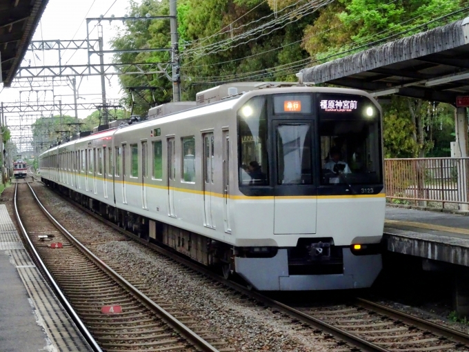 鉄道乗車記録の写真:列車・車両の様子(未乗車)(2)     「西ノ京駅に到着する、3223F(KL23)の｢橿原神宮前｣行き急行です。」