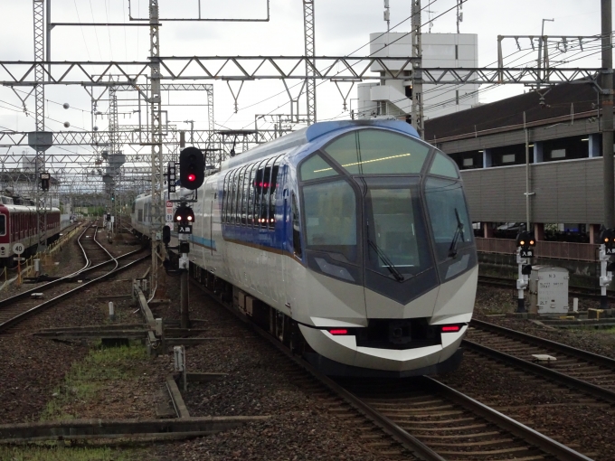 鉄道乗車記録の写真:列車・車両の様子(未乗車)(5)        「新田辺駅を通過する、特急｢しまかぜ｣です。」
