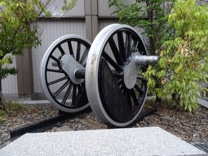 鉄道乗車記録の写真:旅の思い出(2)        「京田辺駅に｢C11｣が保存されていたようですが､どうも解体されたらしく動輪とプレートだけが展示されています。」