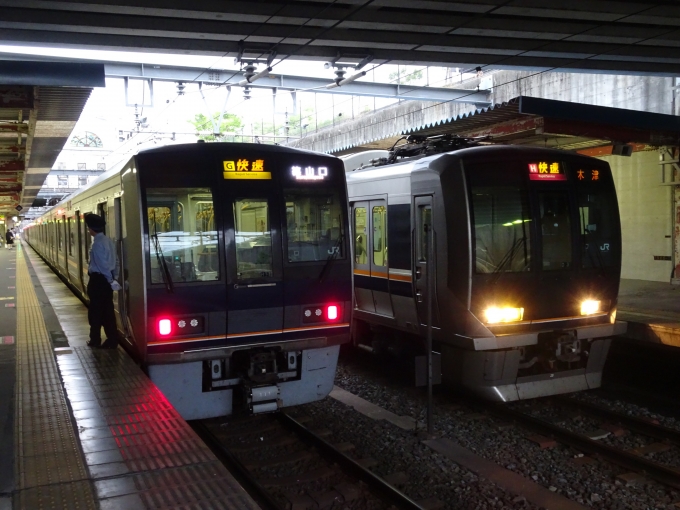 鉄道乗車記録の写真:乗車した列車(外観)(6)        「松井山手に着きました。この駅で｢西明石｣行き普通列車に乗り換えます。」