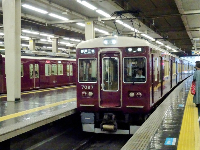 鉄道乗車記録の写真:乗車した列車(外観)(1)          「阪急三番街バス乗場のデジタルスタンプをゲットしたので、これで帰ります。」