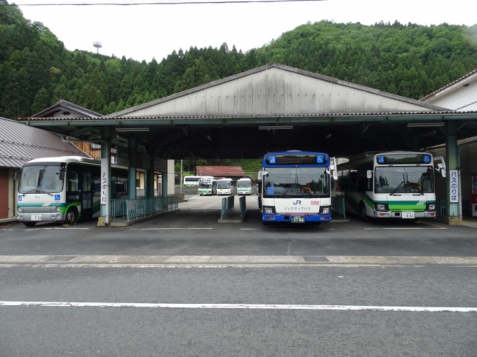 鉄道乗車記録の写真:駅舎・駅施設、様子(9)        「JRバス周山駅に並ぶ、JRバスと京北ふるさとバスです。これも地方のバス乗場の雰囲気そのままです。」