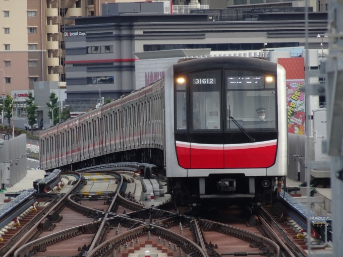 鉄道乗車記録の写真:列車・車両の様子(未乗車)(5)        「箕面萱野駅に入線する、大阪メトロの30000系です。」