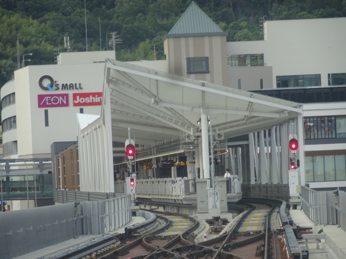 鉄道乗車記録の写真:車窓・風景(2)        「箕面萱野駅の南側からの全景です。」
