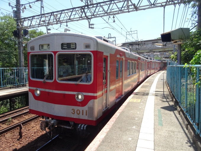 鉄道乗車記録の写真:乗車した列車(外観)(1)        「鵯越に着きました。ここで｢大阪・関西万博｣装飾編成を待ち構えます。」