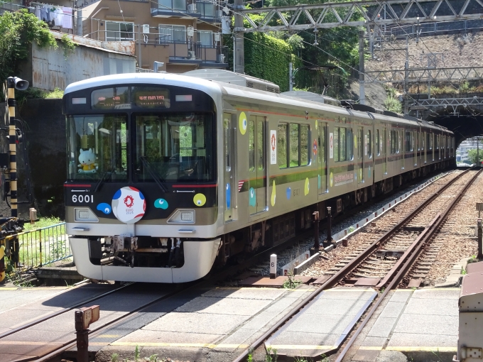 鉄道乗車記録の写真:列車・車両の様子(未乗車)(3)        「鵯越を出発する、｢大阪・関西万博｣装飾編成です。」