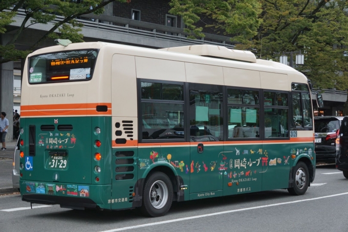 鉄道乗車記録の写真:旅の思い出(2)        「京都市電塗装の市バスを右後ろから(撮影地は京都河原町とありますが、実際の撮影地はみやこめっせ前です。)」