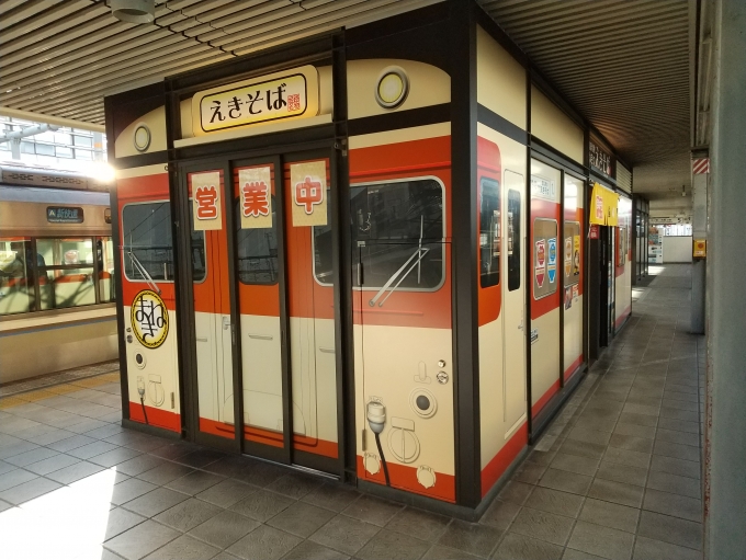 鉄道乗車記録の写真:駅舎・駅施設、様子(1)        「姫路駅5番6番ホームにあるキハ58系を模した駅そばの店です。」