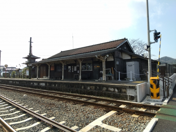 鉄道乗車記録の写真:駅舎・駅施設、様子(4)        「使われなくなったホームです。(通路として使われています。)」