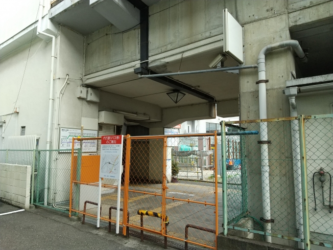 鉄道乗車記録の写真:駅舎・駅施設、様子(8)        「伽羅橋駅の駅舎です。ここも駅名看板が裏返しになって入り口が封鎖されています。」