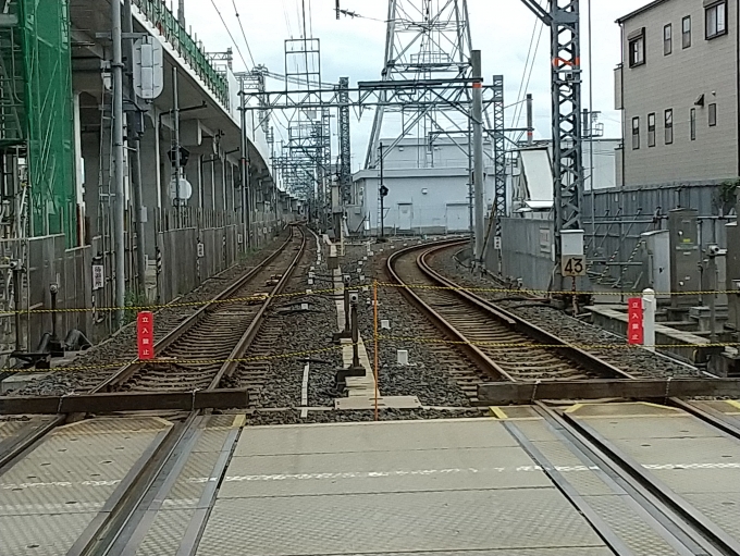 鉄道乗車記録の写真:駅舎・駅施設、様子(13)        「羽衣駅の南側の様子です。(高石駅方向に向いています。)右ヘカーブしているのが高師浜線です。」