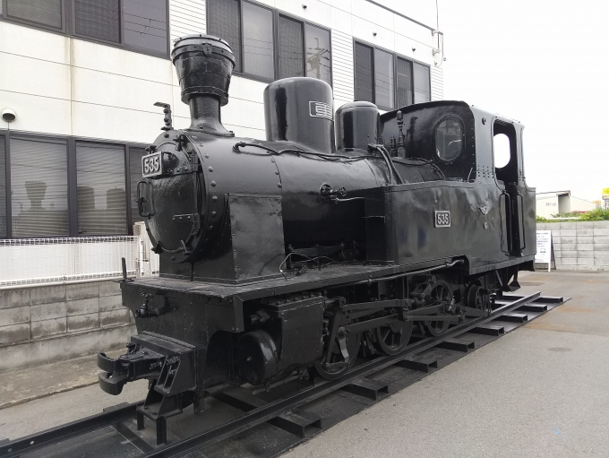 鉄道乗車記録の写真:旅の思い出(3)        「金属リサイクル業者本社の横で保存されている、台湾のサトウキビ畑で走っていた、日本車両製のナローゲージSL535号です。(昭和11年製造)」