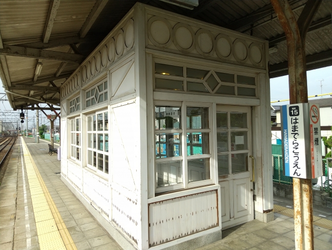 鉄道乗車記録の写真:駅舎・駅施設、様子(4)        「浜寺公園駅1・2番線ホームにある待合室です。」