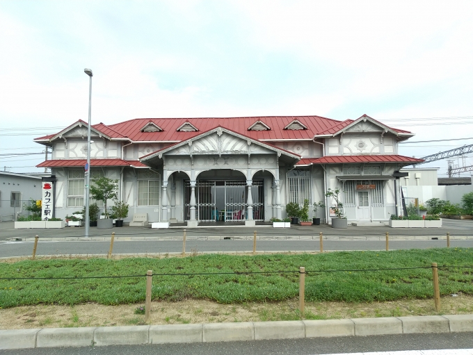 鉄道乗車記録の写真:駅舎・駅施設、様子(7)        「元の浜寺公園駅駅舎です。(現在は駅舎カフェになっています。)」